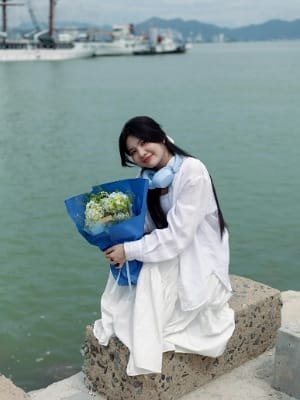 A professional driver smiling and greeting a client next to the baggage carousel at the airport, reflecting a friendly, reliable, and highly recommended transfer service with spacious air-conditioned vehicles.