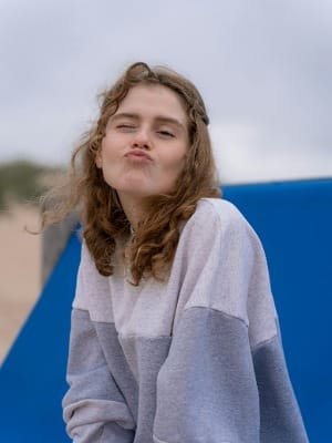 A professional driver smiles while greeting a female client at the Fes Airport baggage claim area, reflecting a quick and reliable transfer service despite the early plane arrival.